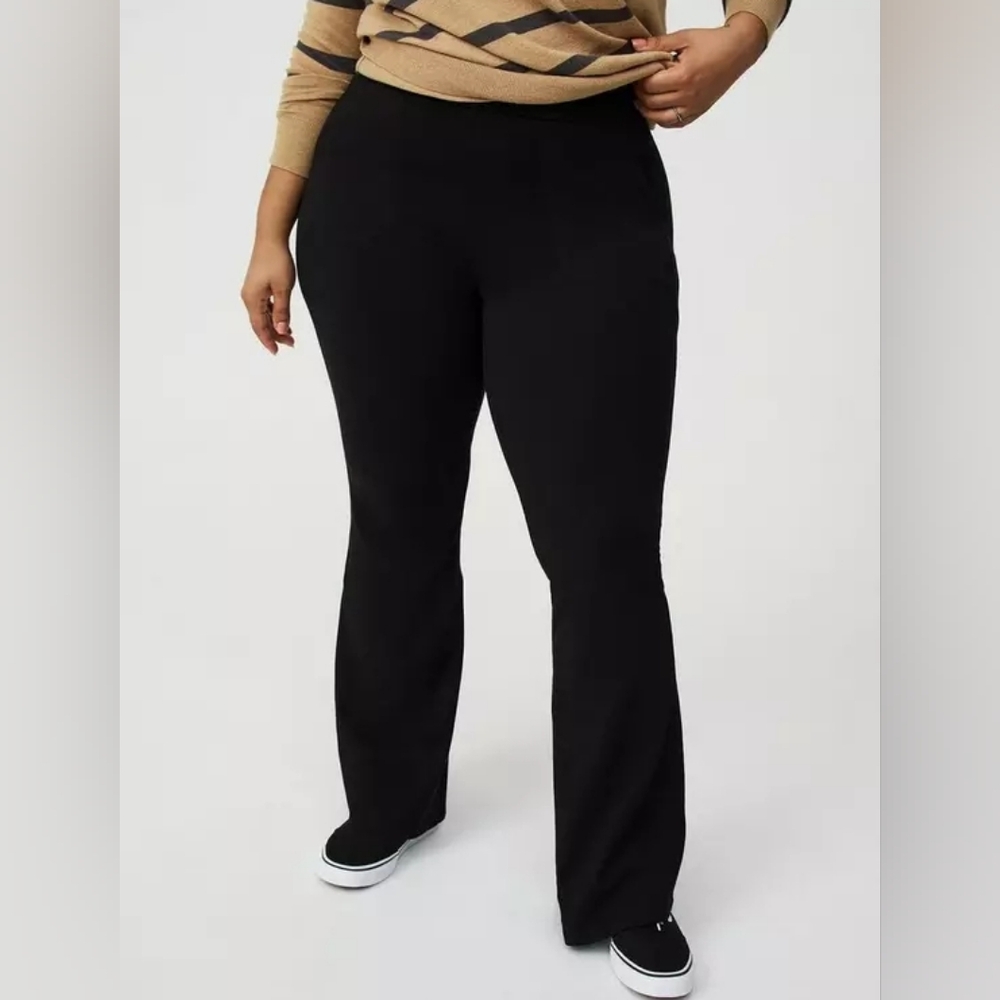 Torrid Signature Flare Leggings with POCKETS! - Black - NWT Size 1
